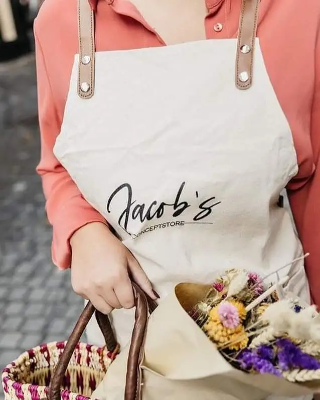 Persoon met Jacob's schort en bloemenmand